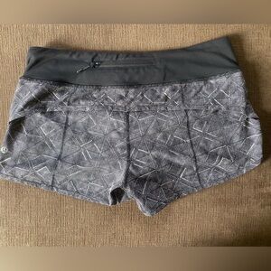 Lululemon Speed Short Size 6, Length 2.5”, Formation Alpine White/Black